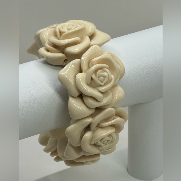 Vintage Jewelry - Vtg Cream Rose Bracelet